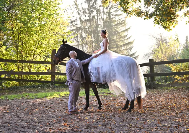 Brautpaar mit Pferd beim Hochzeitsshooting, Fotostudio Rolf Stahl Stutensee